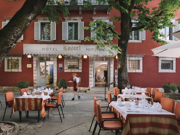 Covered tables in front of the hotel Kastel in Motovun
